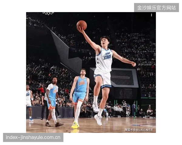 杨瀚森新赛季首秀：单节6分3助攻！梦幻脚步戏耍勇士，展现“超级新人”风采